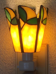 米山恵子さんのステンドグラスのソケットライト