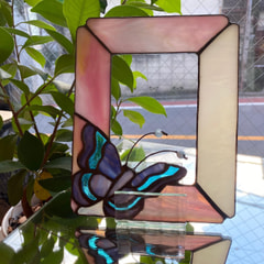 石井由樹さん作　ステンドグラスで蝶のフォトフレーム？