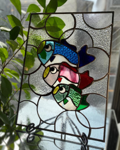遠藤ともみさん作　ステンドグラスパネル、鯉のぼり