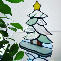 増澤洋子さん作　ステンドグラスでクリスマスツリー