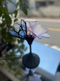 田熊明子さん作　こわれちゃったランプのお花をステンドグラスで追加