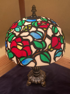 中野美咲さん作　ステンドグラス　椿のランプシェード