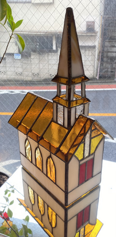 土方つゆみさん作　ステンドグラスで教会